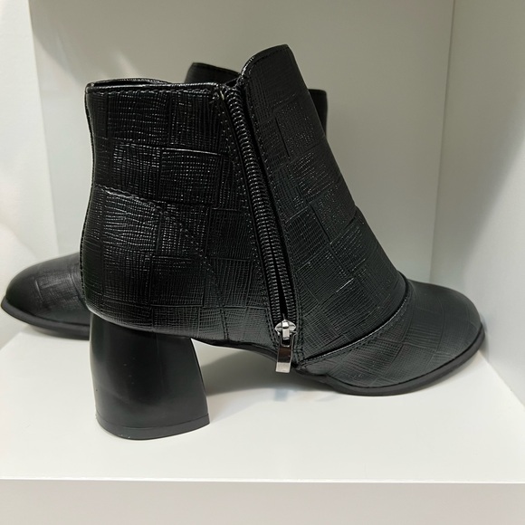 Elegant Black Ankle Boots - Picture 4 of 6
